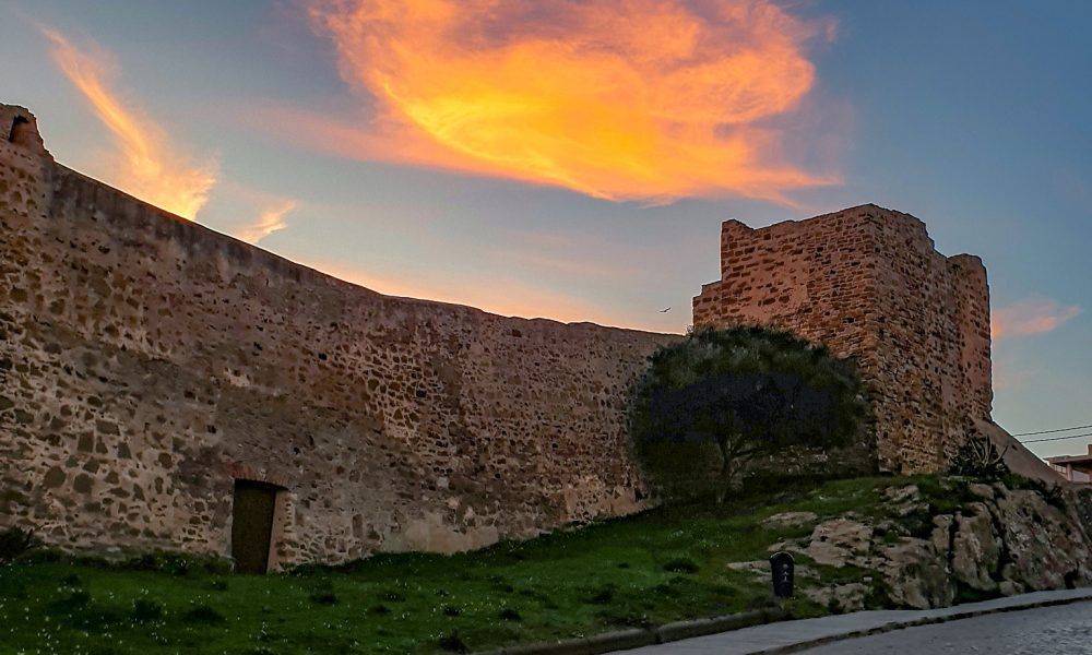 Muralla de Tarifa al atardecer