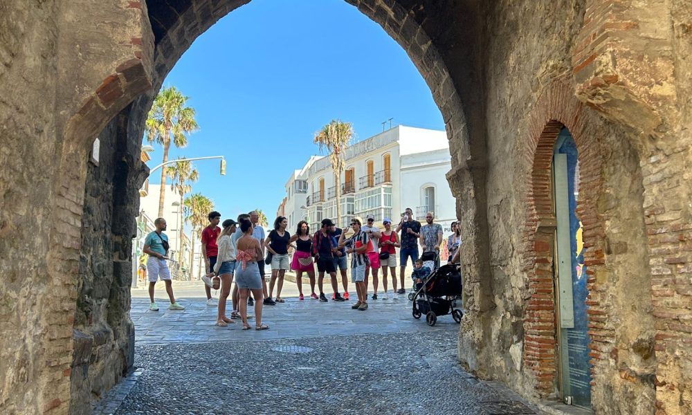 Uno de nuestros grupos en la puerta de jerez