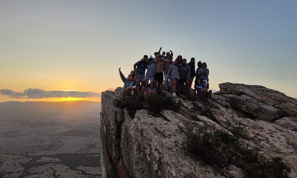 Grupo privado de escolares en ruta de senderismo por Bolonia