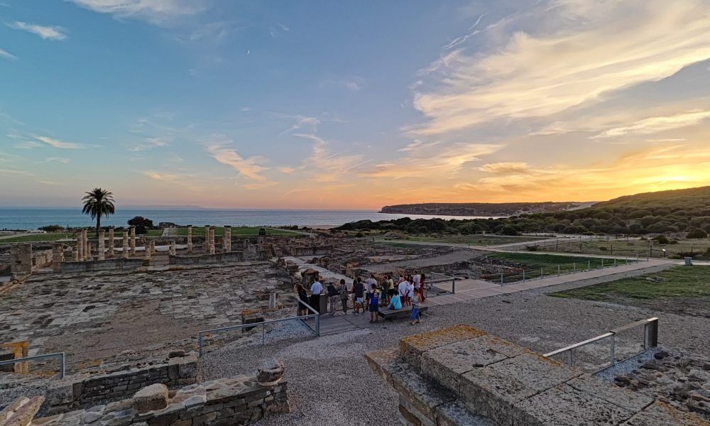 Grupo en el foro de Baelo Claudia al atardecer