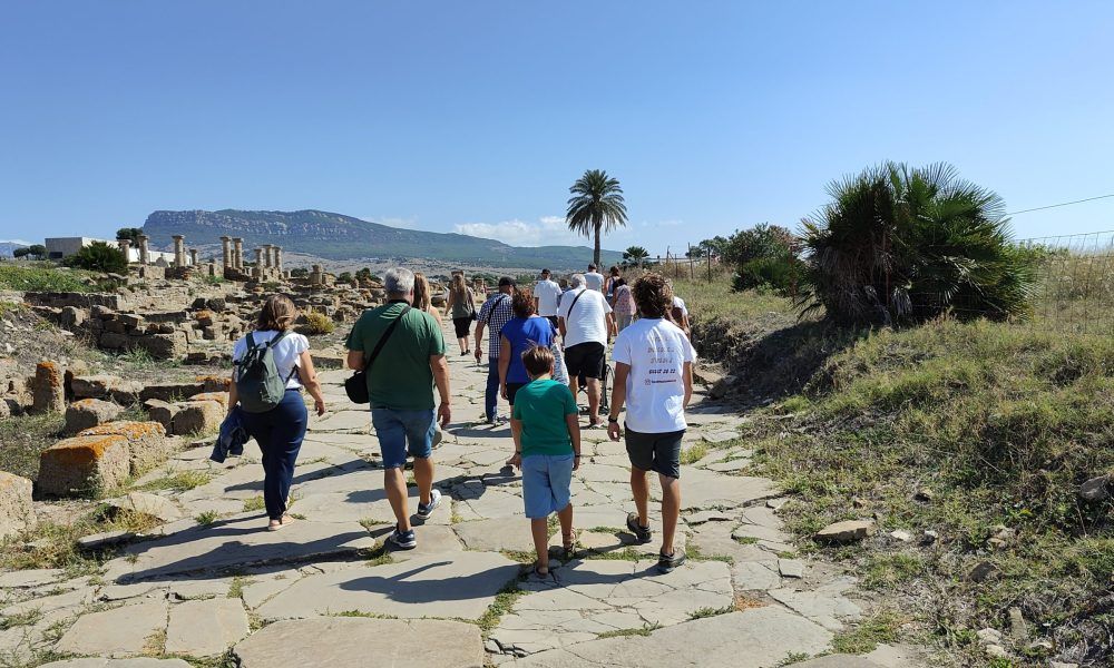 Nuestro guía caminando con un grupo por la calzada romana