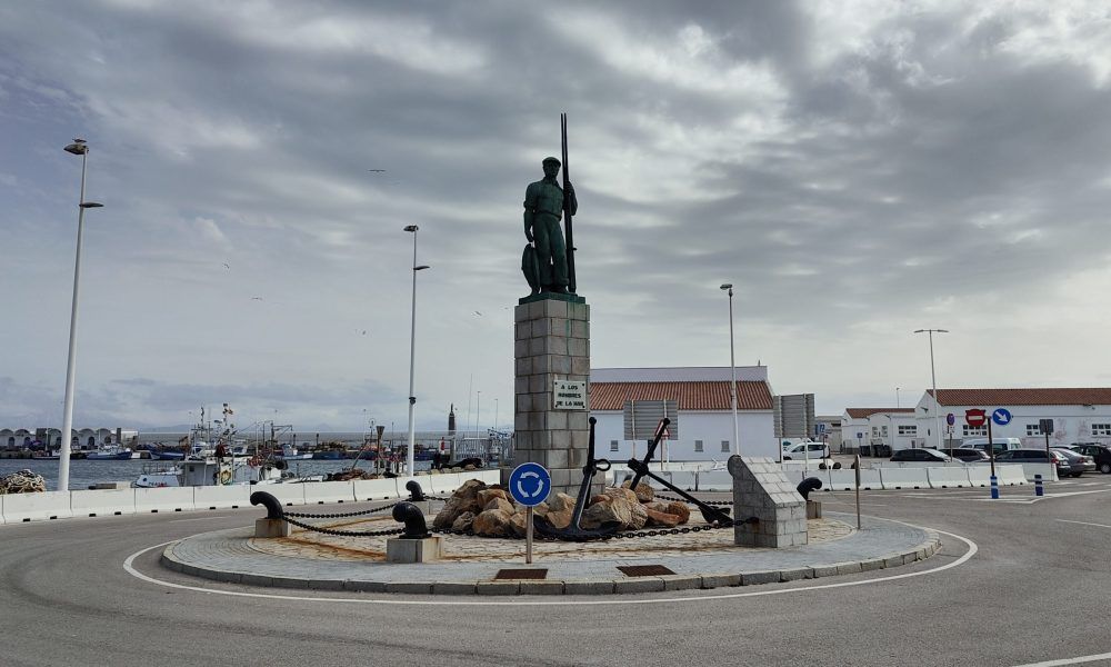 Estatua dedicada a los hombres de la mar